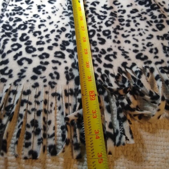 Black & white animal print warm fuzzy fleece scarf w-fringe - Picture 4 of 5